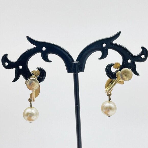 Fluted Scroll Pearl Drop Earrings Gold Tone Screw Back Classic Career Cosplay - Picture 9 of 9